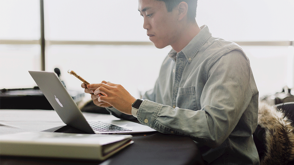 Logistics-Manager-Communicating-With-Provider